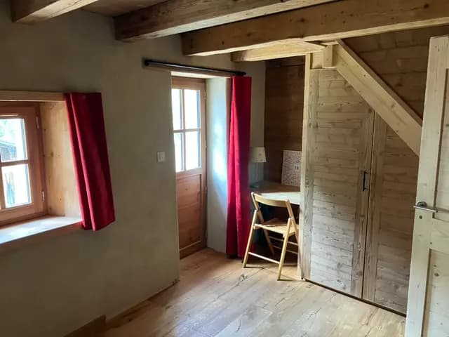Le coin bureau de la chambre, entre la porte vitrée et les placards en vieux bois