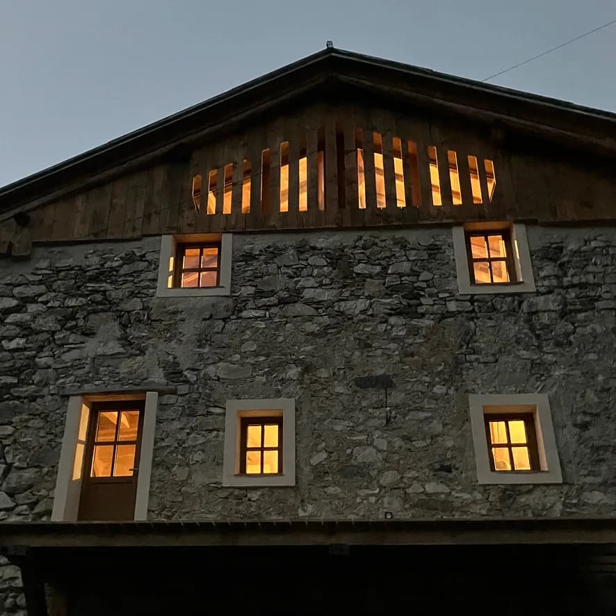 La façade illuminée de l'intérieur au crépuscule