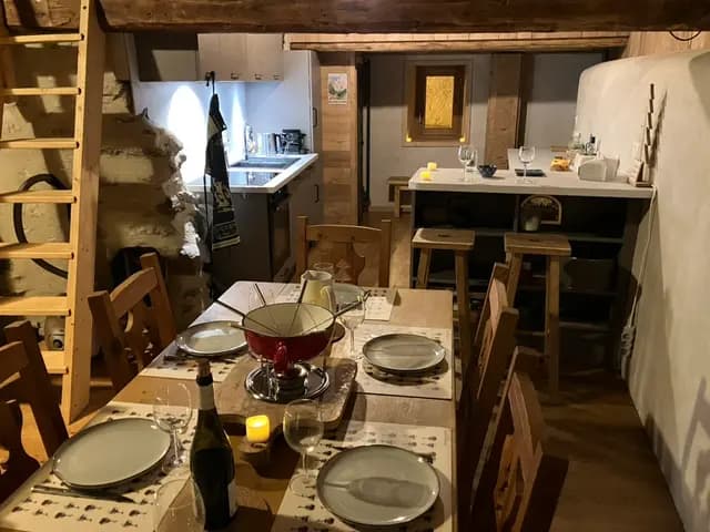 Table de fondue aux chandelles, cuisine éclairée en arrière-plan