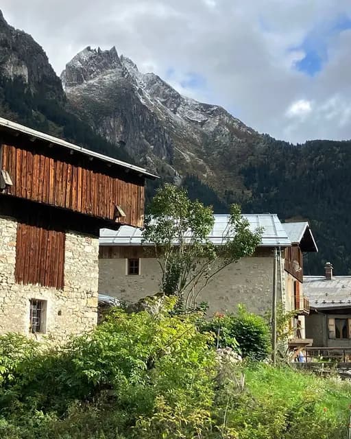 Les maisons de pierre et de bois du hameau sous les premières neiges d'automne