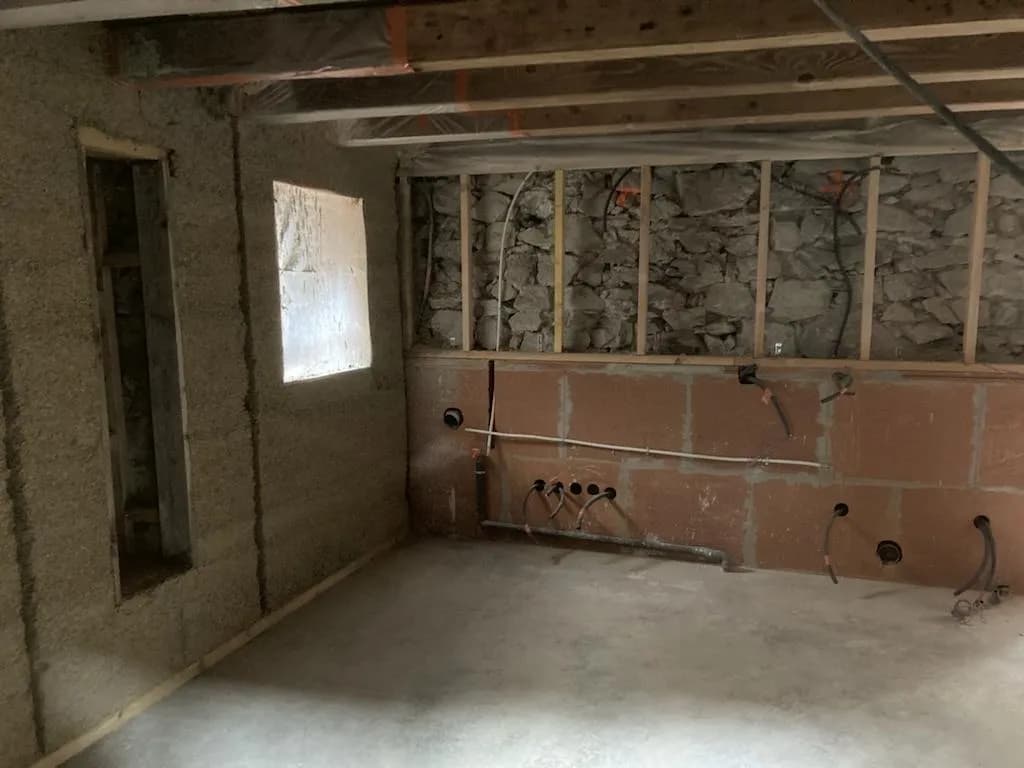 Cuisine équipée avec meubles en bois et plaques de cuisson
