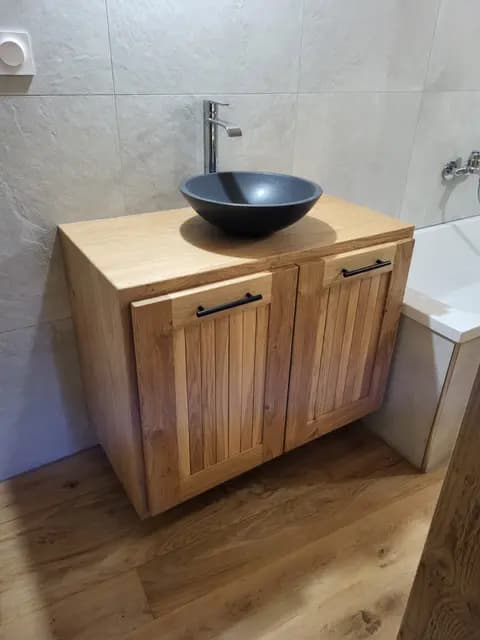Lavabo en bois avec miroir et étagère