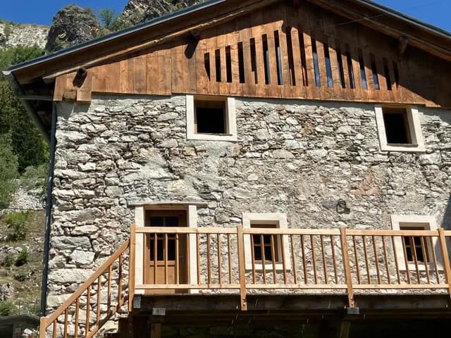 Escalier extérieur en bois menant à une chambre mansardée