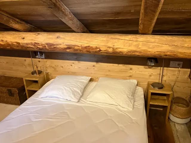Lit double sous plafond en bois lambrissé