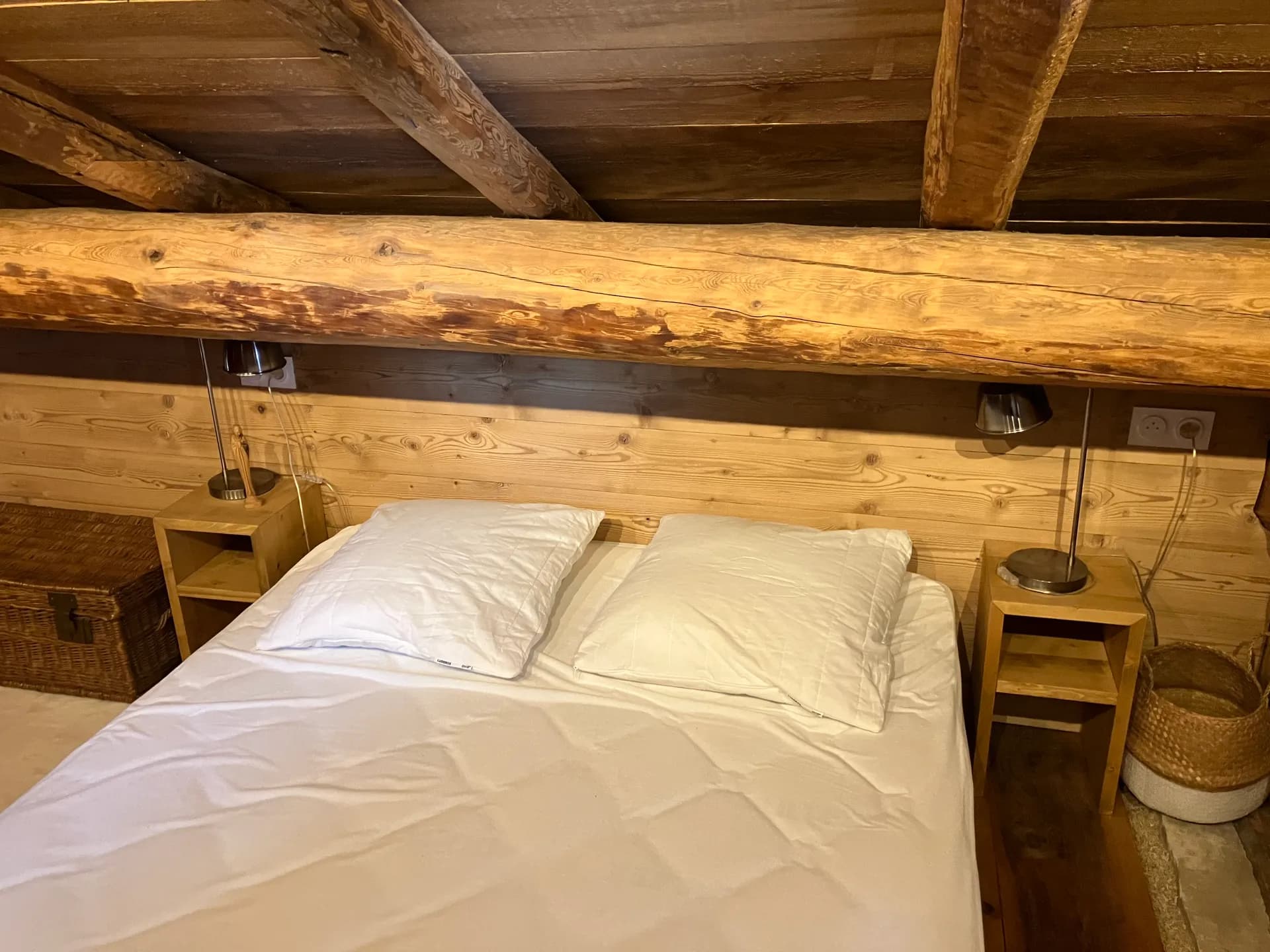 Lit double sous plafond en bois lambrissé