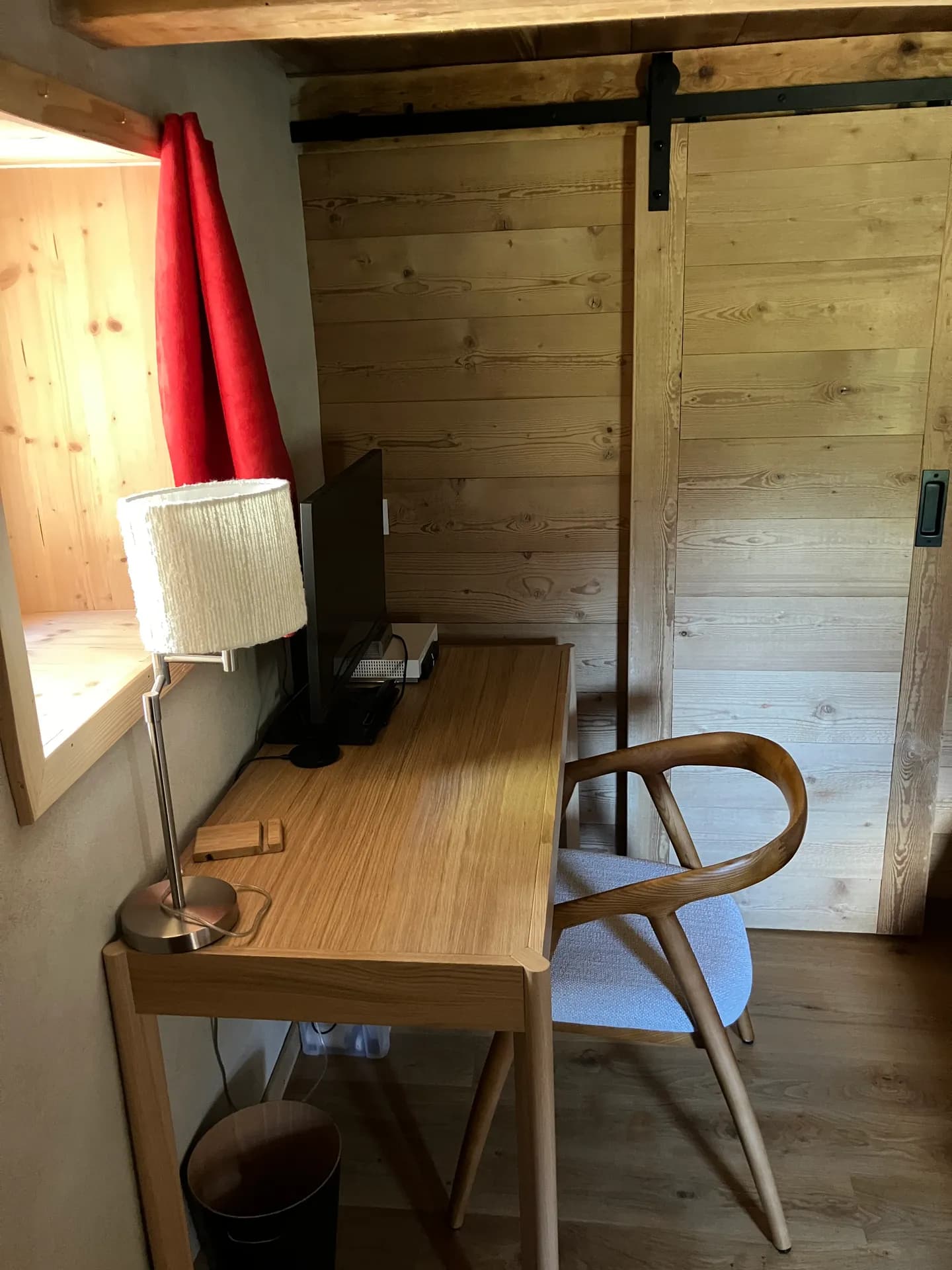 Intérieur chalet avec table en bois et chaises autour