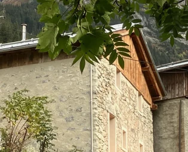 Balcon en bois avec feuillage et vue sur montagne