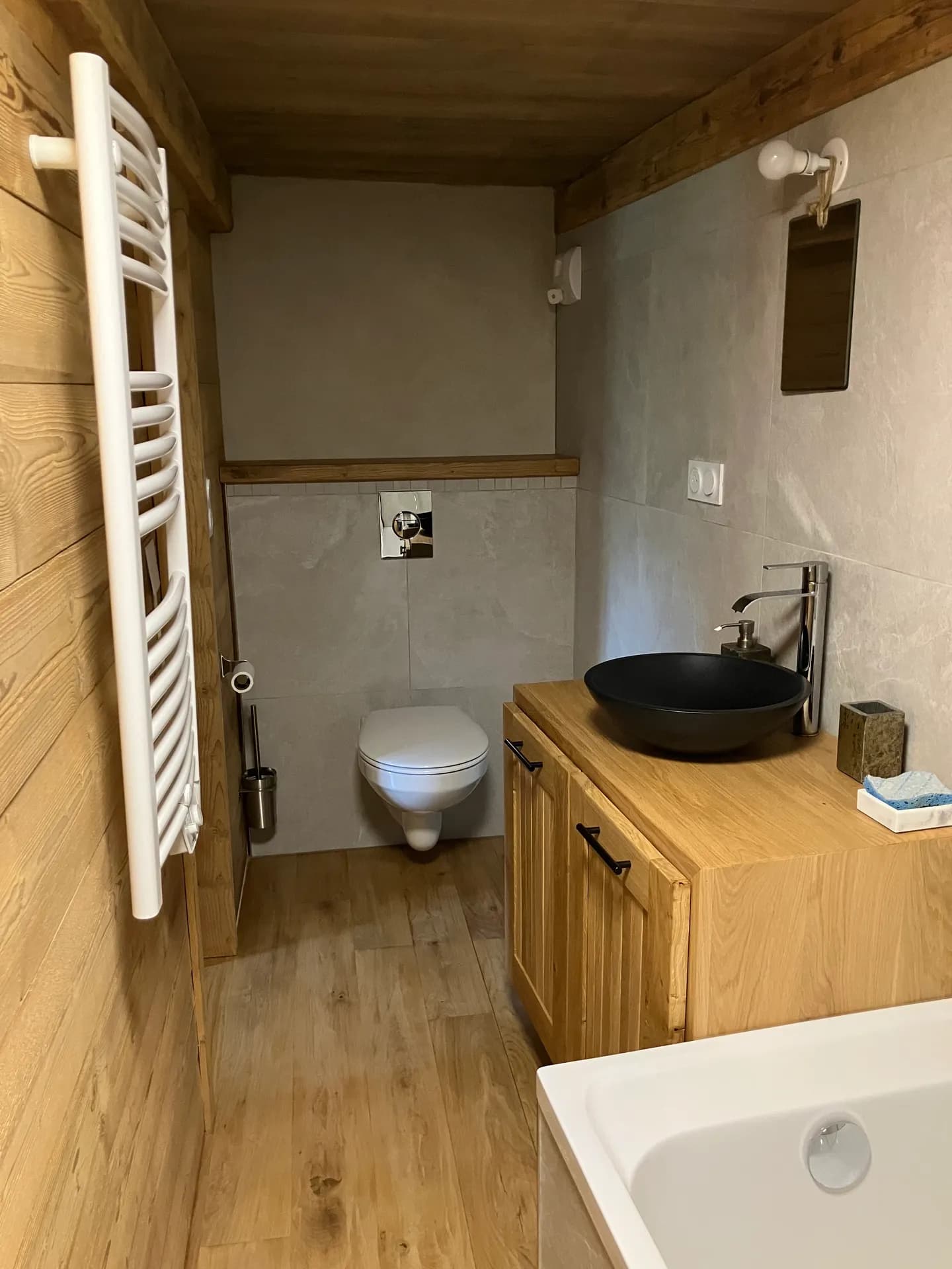 Salle de bain avec lavabo, miroir et baignoire