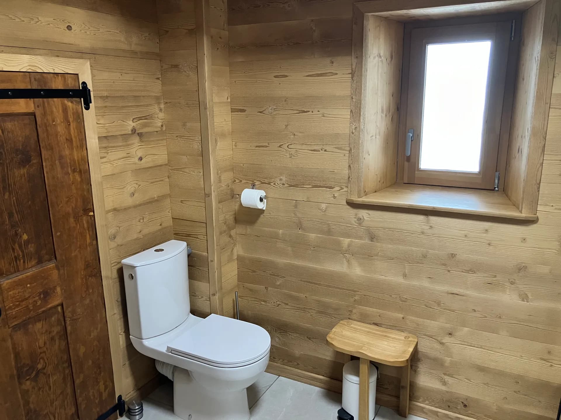 Salle de bain avec lavabo, miroir et meuble de rangement en bois