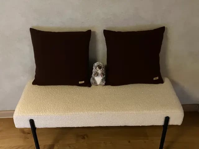 Canapé en tissu beige avec coussin à motif dans un chalet