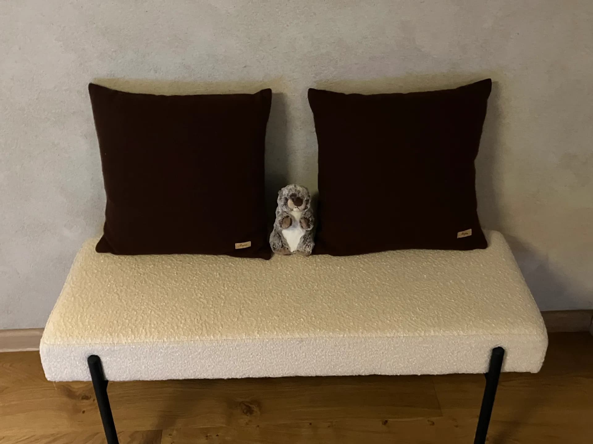 Canapé en tissu beige avec coussin à motif dans un chalet