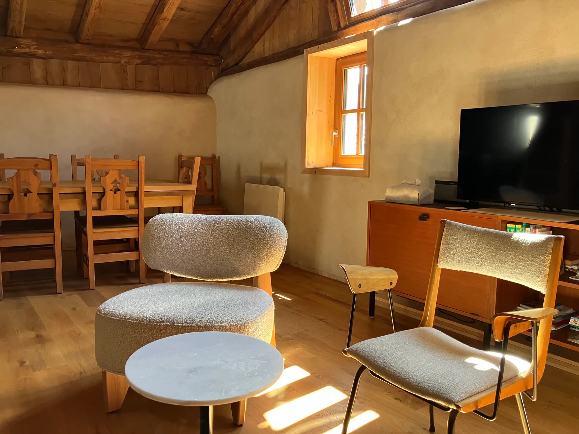 Salle à manger avec table en bois et chaises assorties