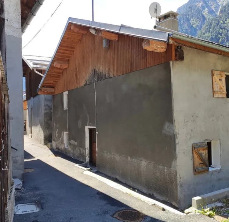 Poêle à bois en pierre ollaire dans l'entrée du chalet