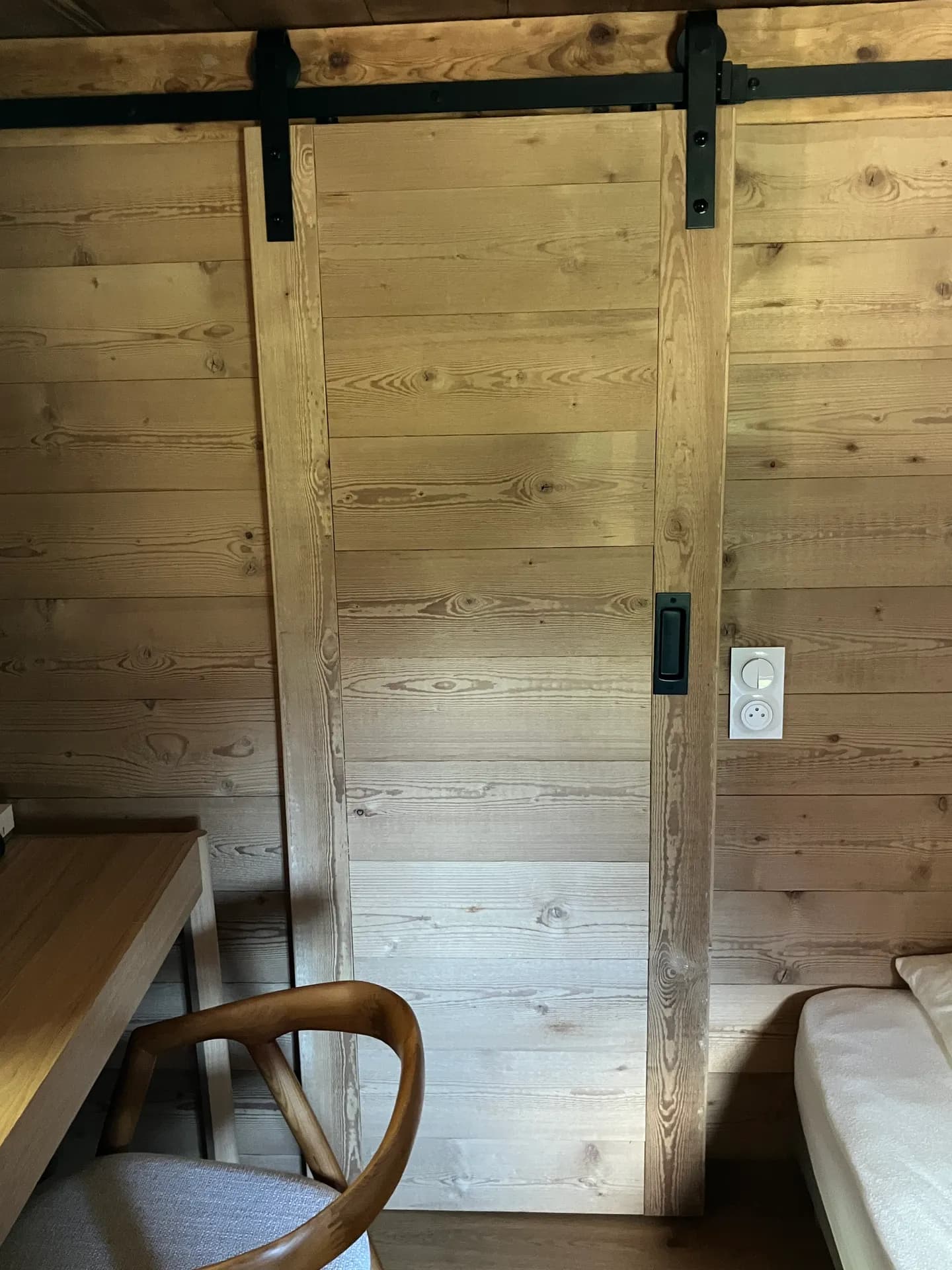 Cabine de douche en bois avec paroi vitrée et pommeau