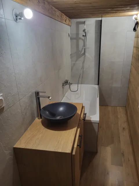 Cuve de baignoire en bois avec mitigeur et pommeau