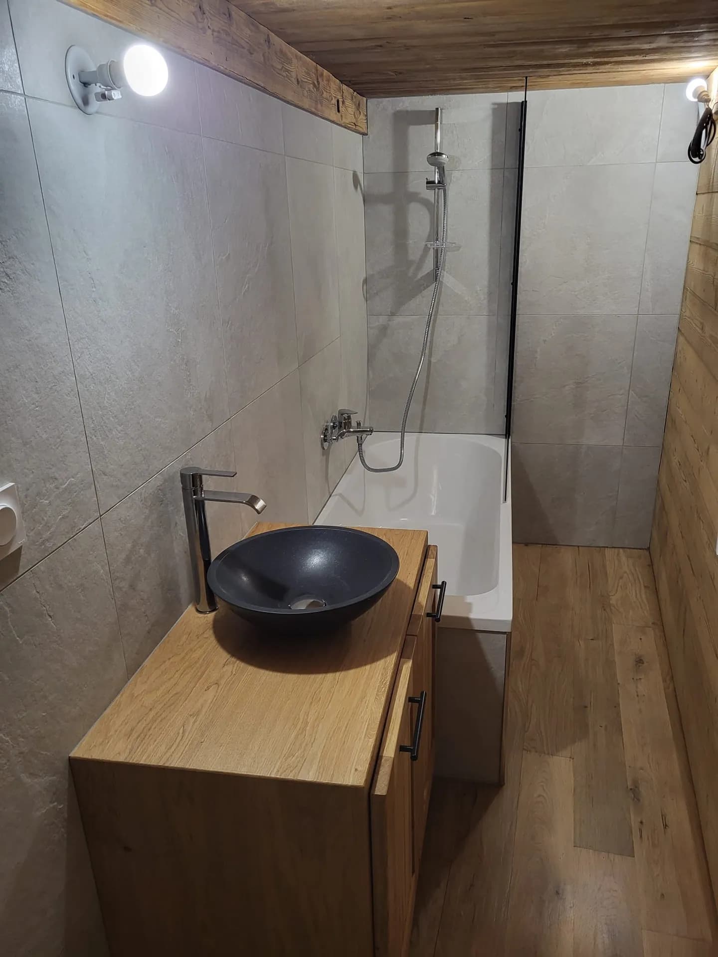Cuve de baignoire en bois avec mitigeur et pommeau