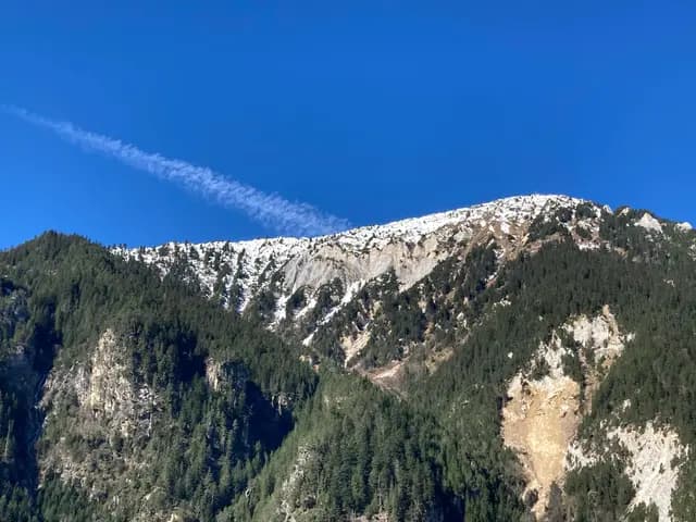 Ciel bleu et paroi rocheuse enneigée en arrière-plan