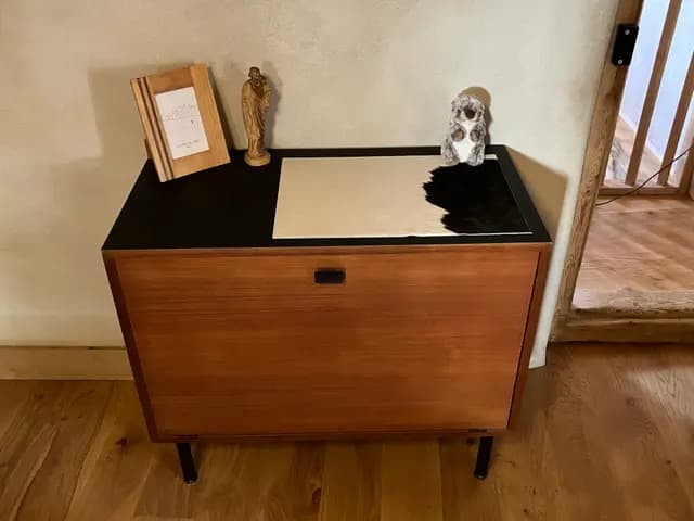 Cheminée en pierre avec niche et tablette en bois