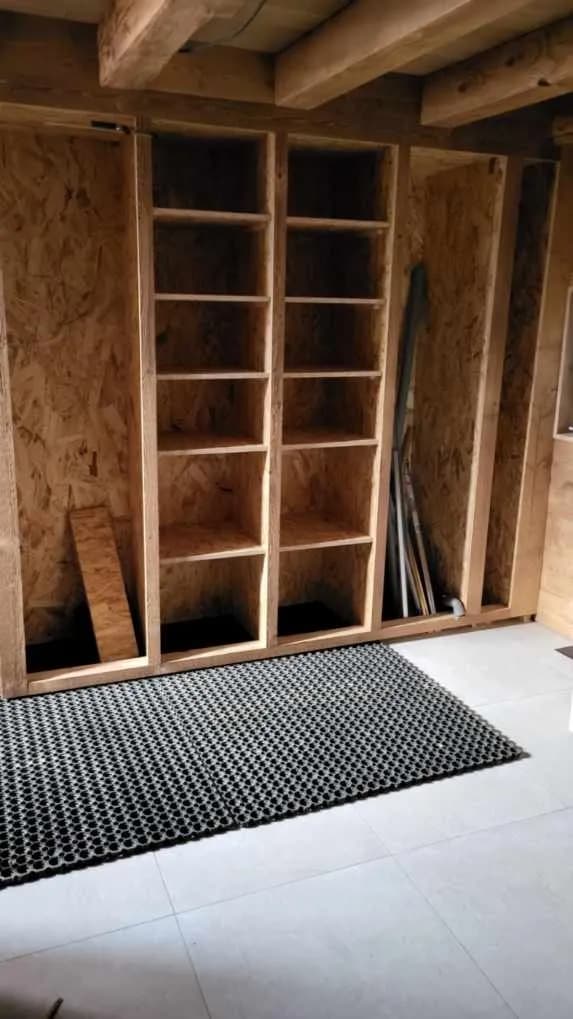 Salle de bain avec douche à l'italienne et paroi en bois