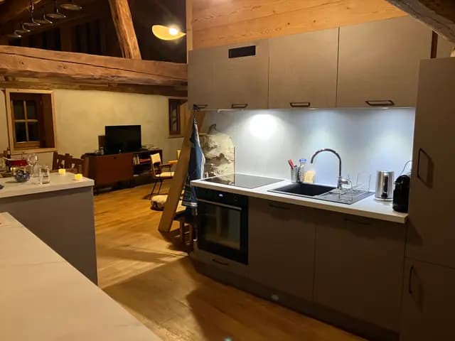 Cuisine équipée avec îlot central, four et plaques à induction