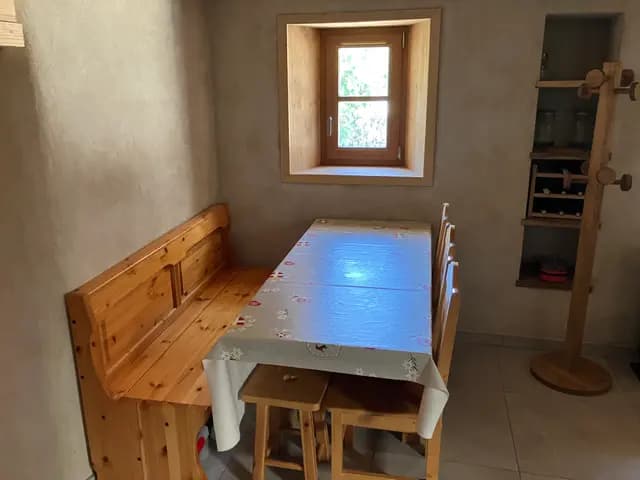 Cuisine équipée avec évier, plaques de cuisson et placards en bois