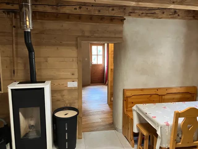 Cuisine équipée en bois avec évier et plaques de cuisson