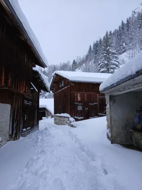 Toit et façade du chalet recouverts de neige