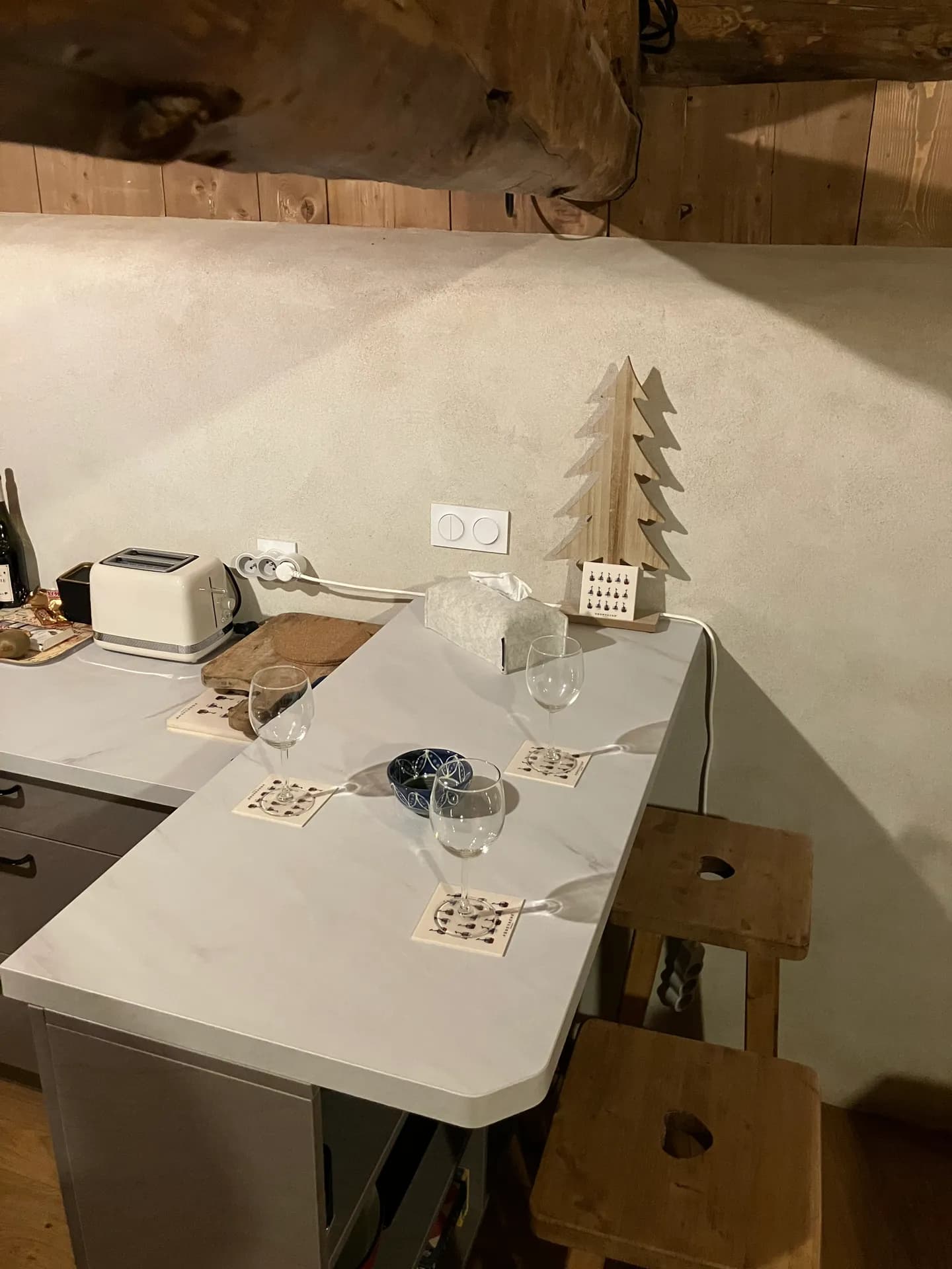 Cuisine ouverte avec table en bois et vaisselle sur plan de travail