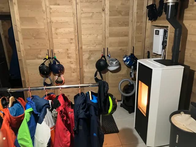 Équipement de ski et vêtements suspendus dans local technique