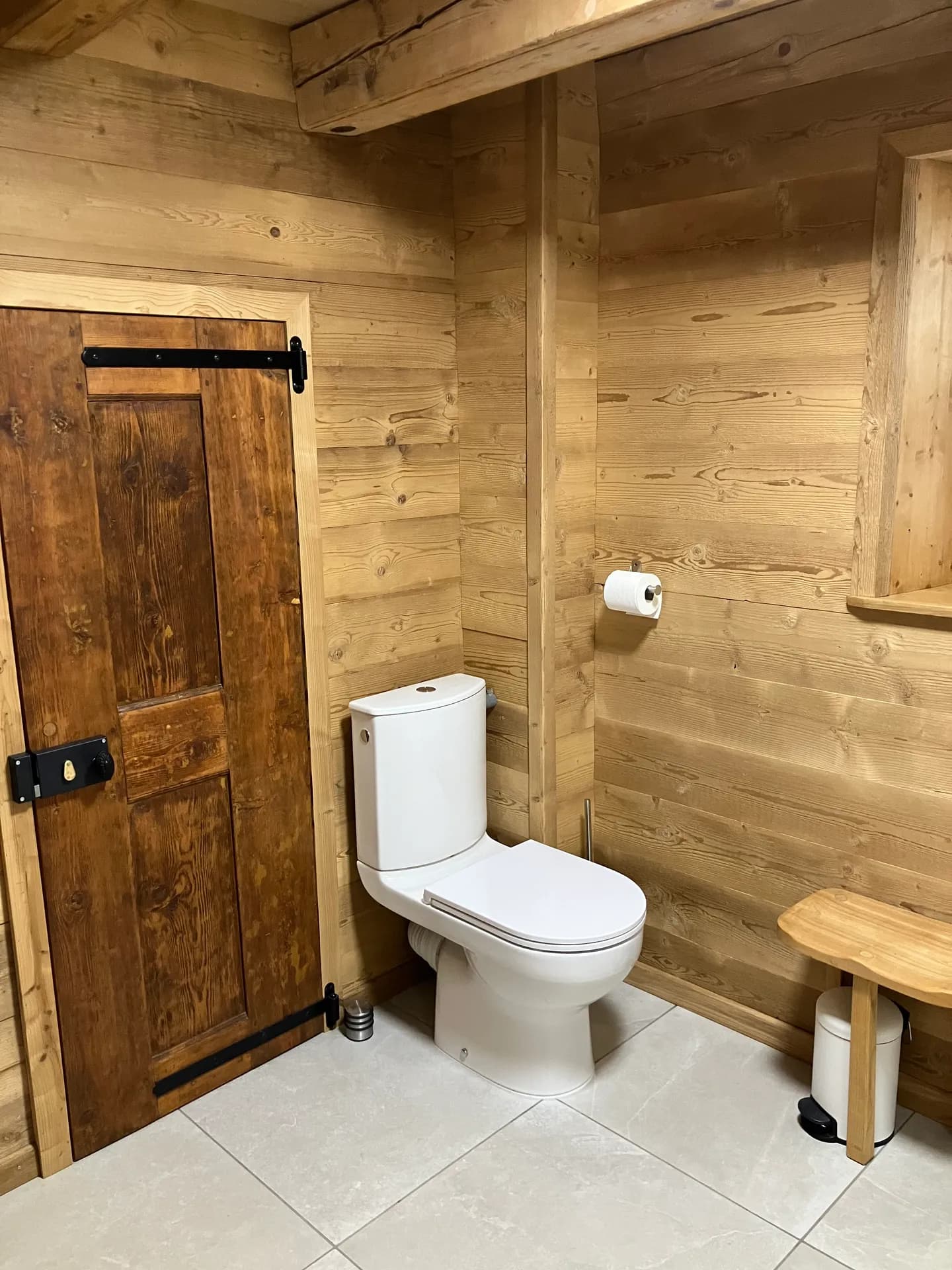 Salle de bain avec lavabo, miroir et meuble de rangement en bois