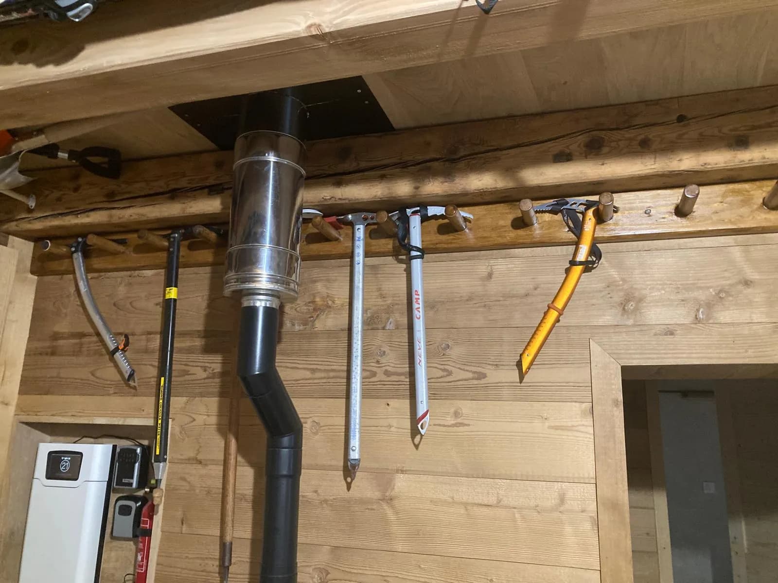 Équipement de ski fixé au mur dans la pièce montagne