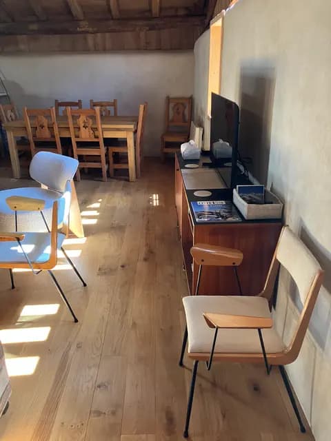 Salle à manger avec table en bois, chaises et buffet