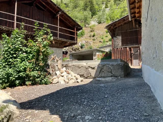 Escalier en bois extérieur menant à la terrasse du chalet
