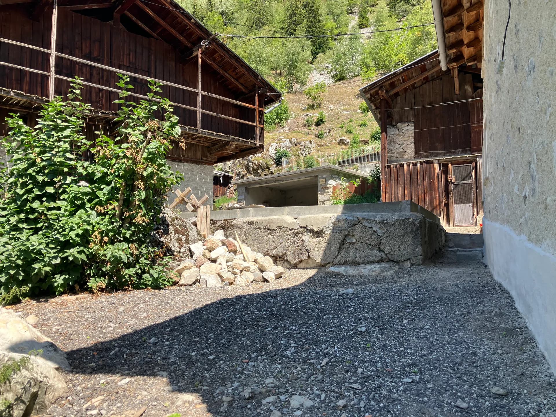 Escalier en bois extérieur menant à la terrasse du chalet