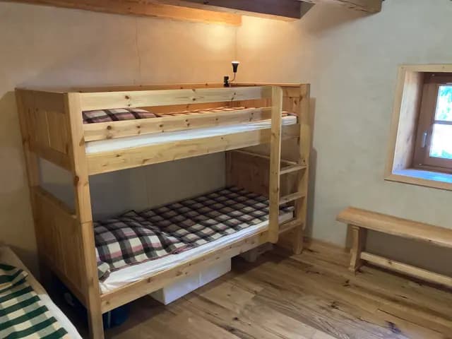 Lit superposé en bois clair avec matelas et couette