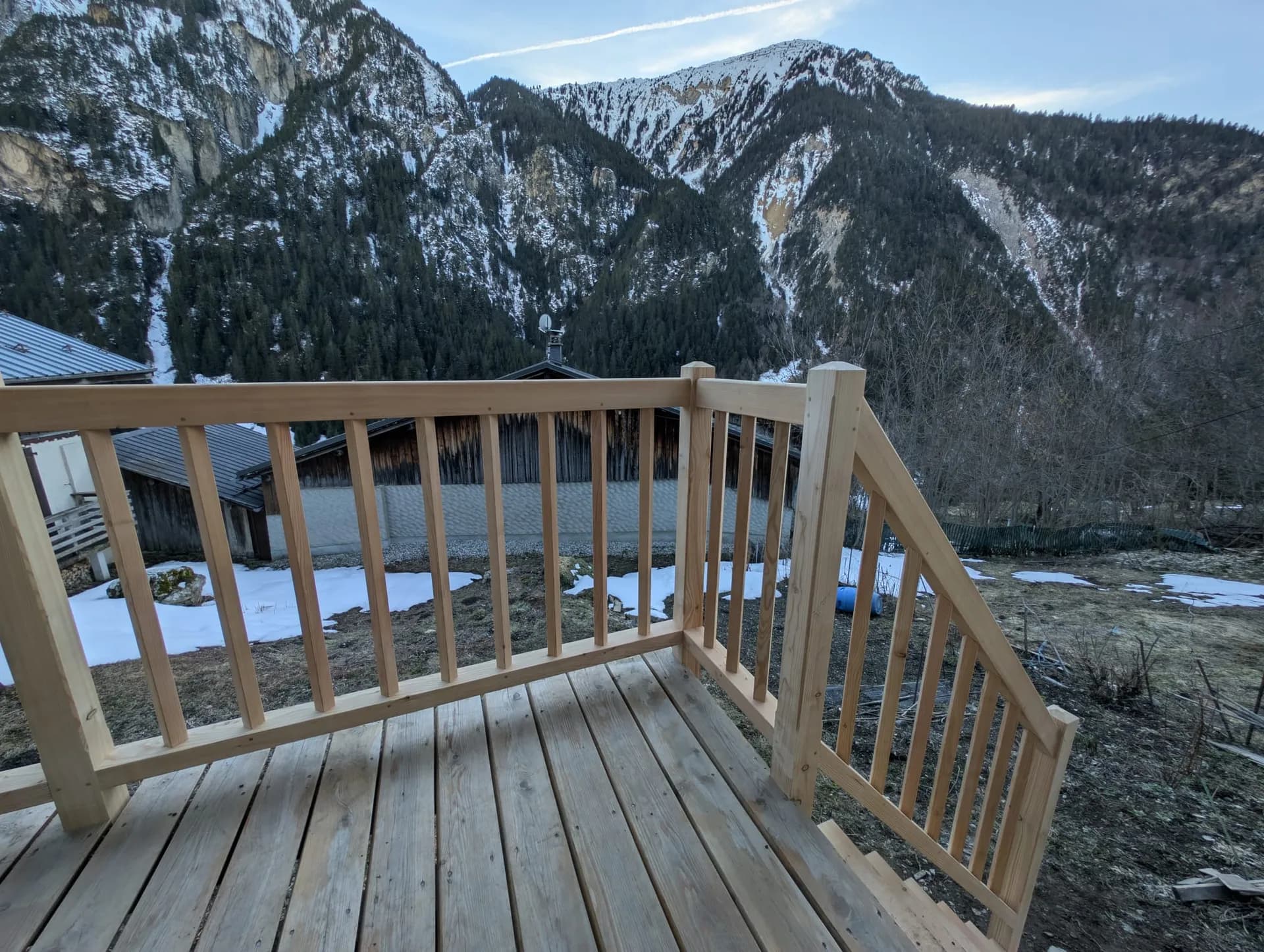 Balcon en bois avec vue sur les montagnes enneigées