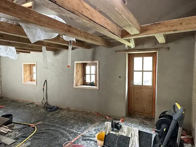 Chalet en bois avec cheminée et mobilier d'angle