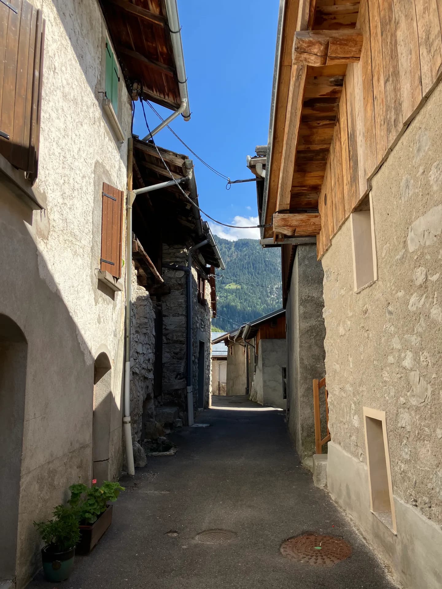 Ruelle pavée bordée de chalets en bois entre deux maisons