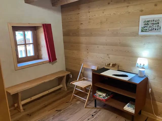 Cuisine équipée en bois avec table et chaises