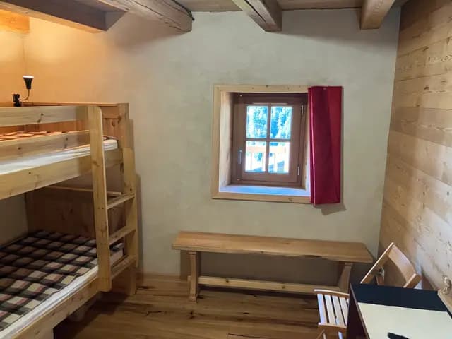 Cuisine équipée avec four encastré et placards en bois