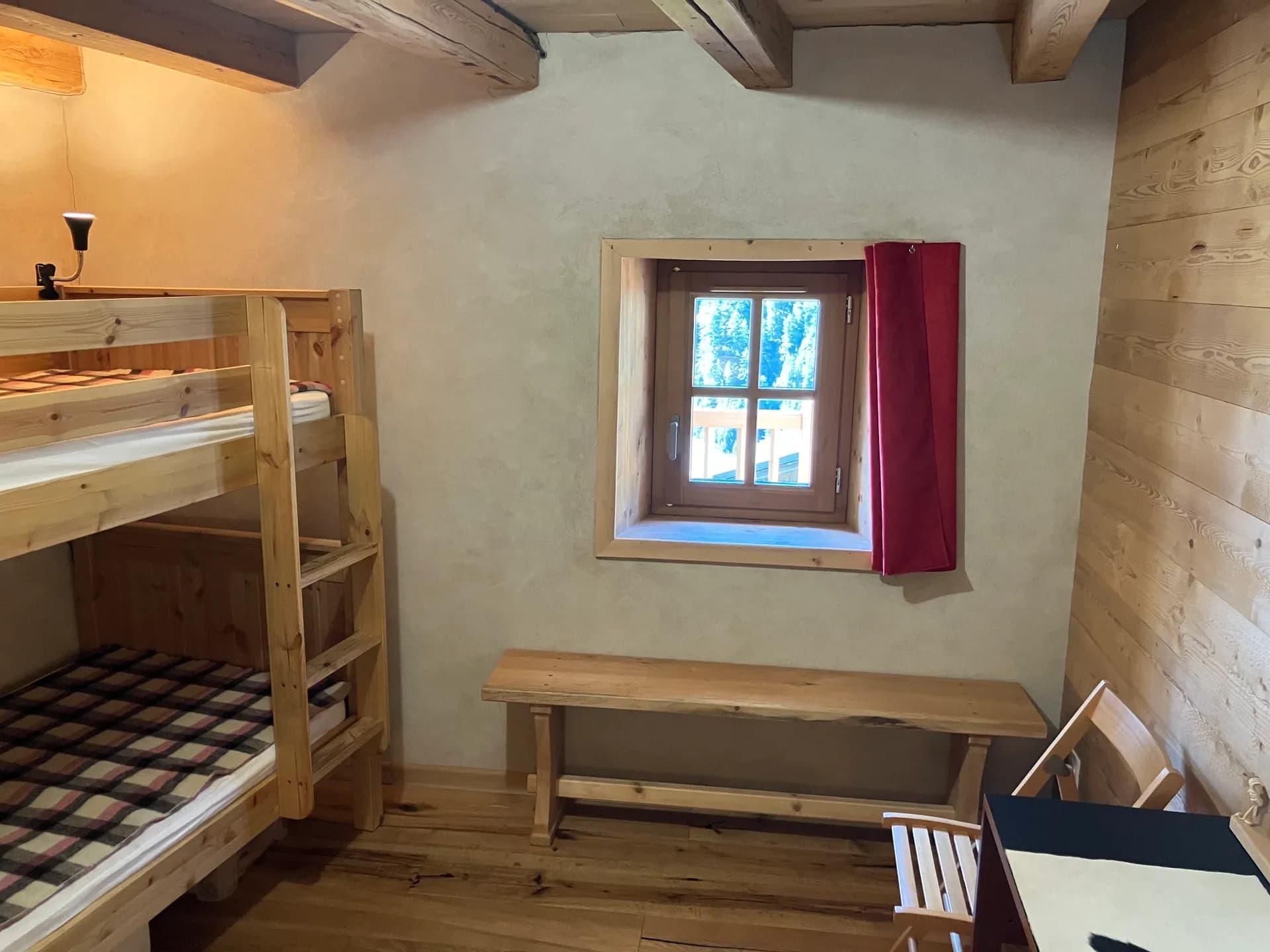 Cuisine équipée avec four encastré et placards en bois