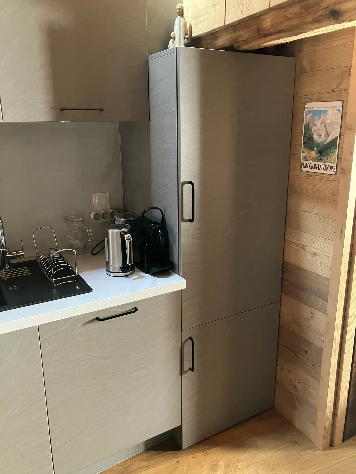Cuisine équipée avec plaques à induction et évier