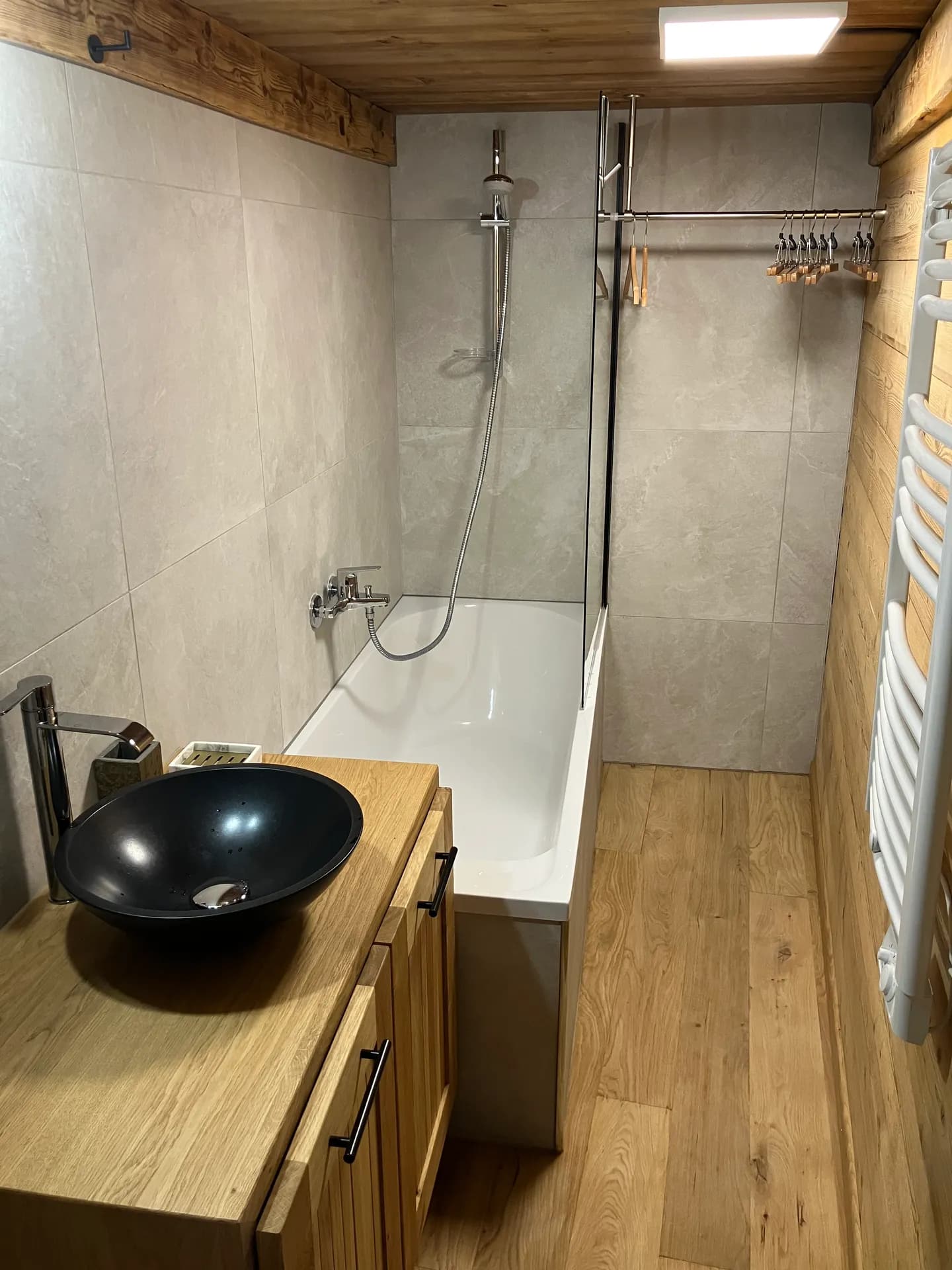 Salle de bain avec baignoire, douche à l'italienne et meuble vasque