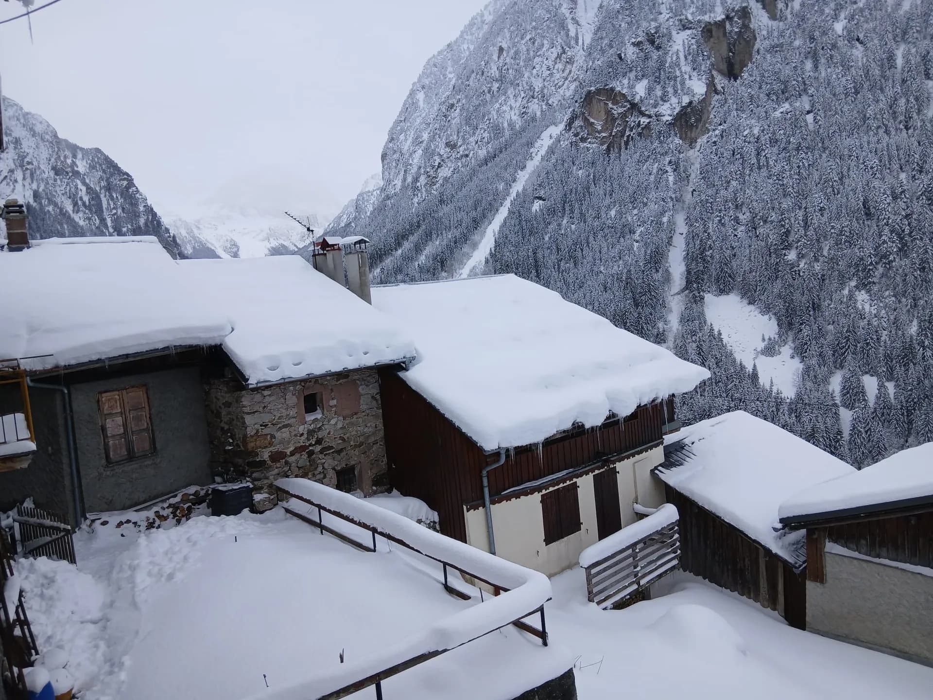 Terrasse enneigée avec vue sur les montagnes enneigées