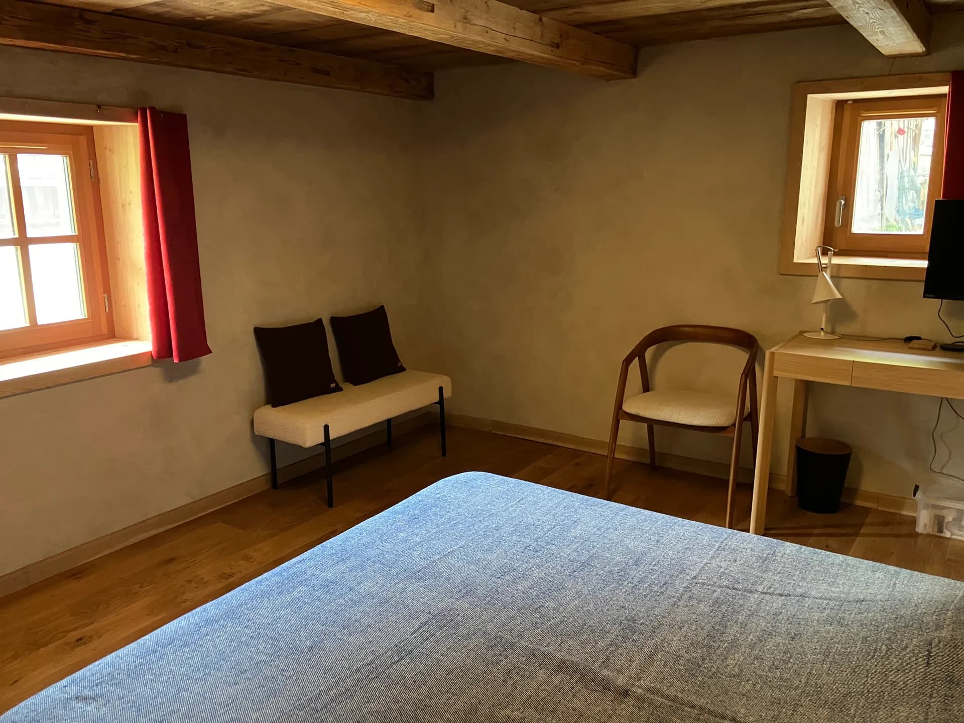 Le grand volume de la suite, du lit à la banquette et au coin bureau
