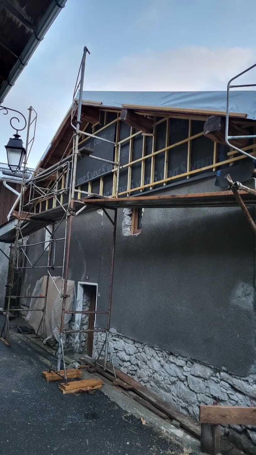 Escalier extérieur en bois menant à la terrasse supérieure