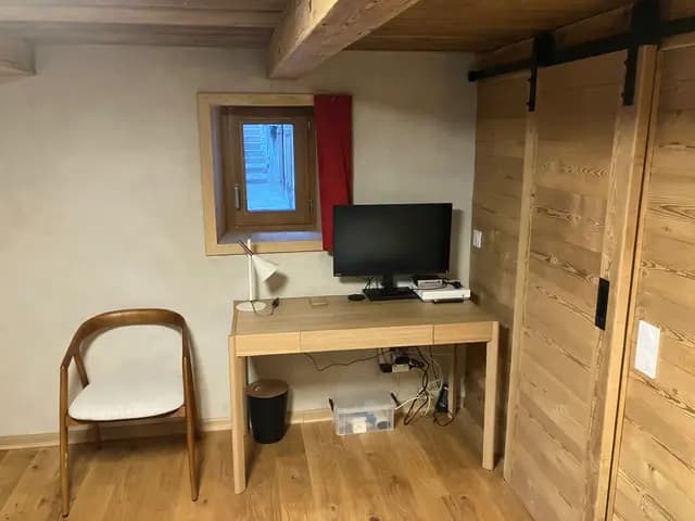 Le coin télétravail de la suite et ses portes coulissantes en vieux bois