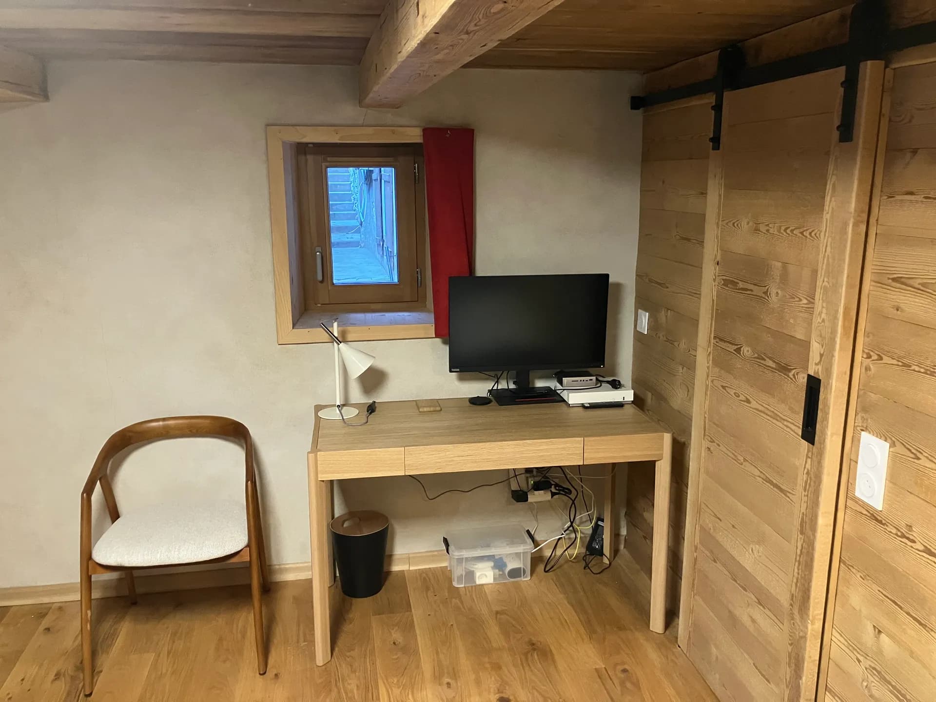 Le coin télétravail de la suite et ses portes coulissantes en vieux bois
