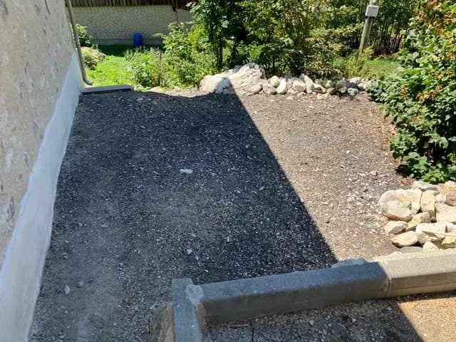 Escalier en pierre menant à l'entrée du chalet