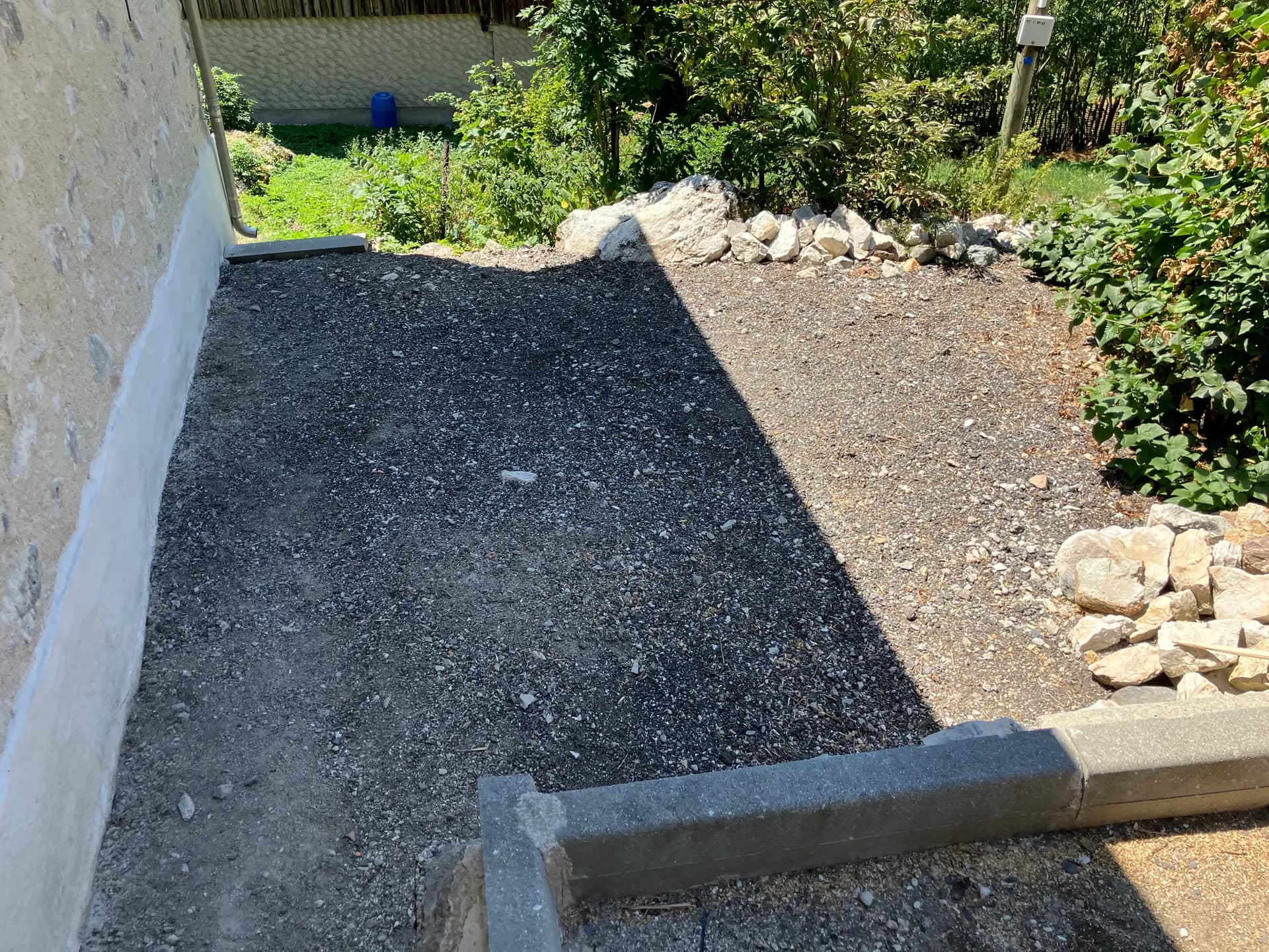 Escalier en pierre menant à l'entrée du chalet